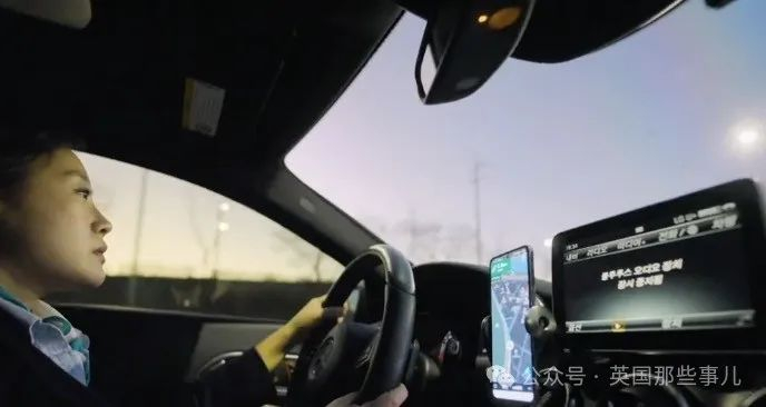 （记者拿到了郑俊英手机资料）