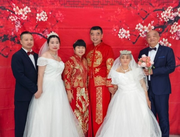 社区为老年夫妻拍婚纱照 镜头前定格幸福瞬间