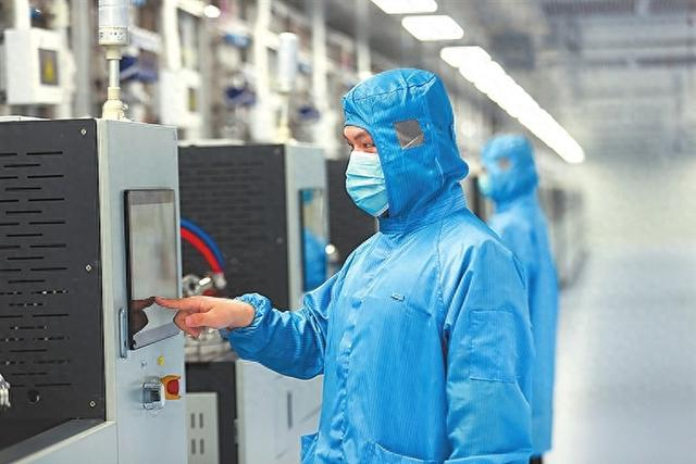 　　5月18日，四方达“天璇功能性金刚石超级工厂”在郑州经开区正式投产。图为技术人员在生产线上操作设备。本报记者 聂冬晗 摄