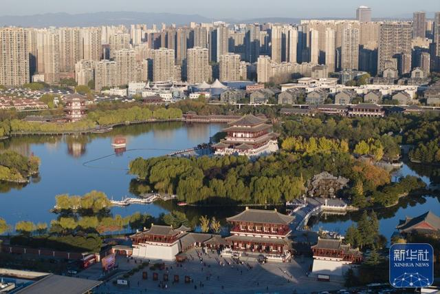 不断培育新型消费业态,持续推动城市建设更新等方式,使西安成为广大