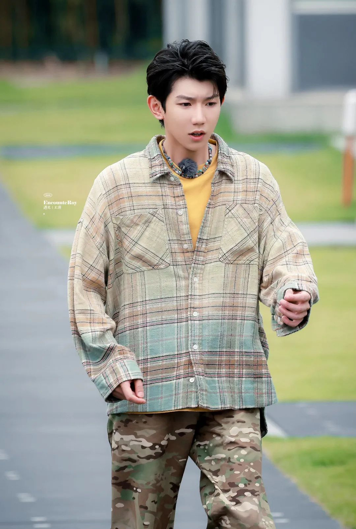 今年迷彩裤装的风也吹很大,很多时髦精都上身了迷彩休闲裤.