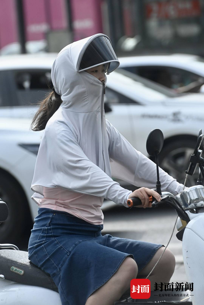 成都热浪来袭 出行防晒"全副武装"|图集