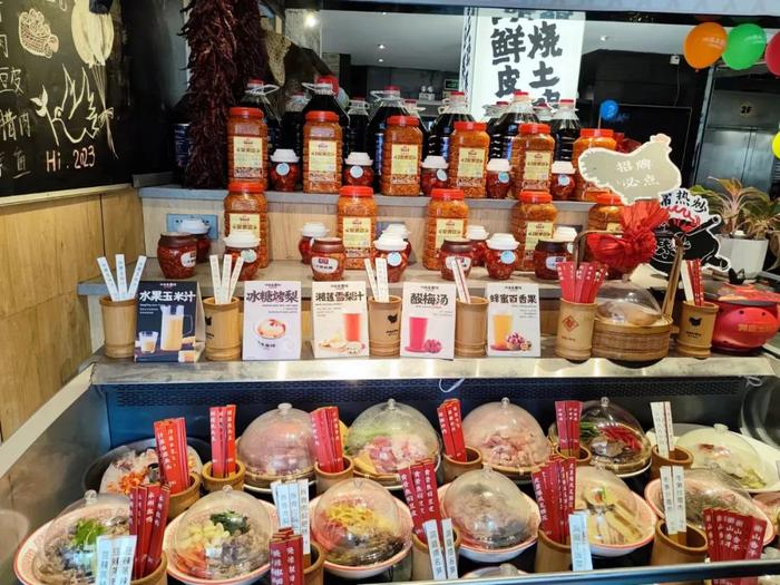广州车陂南的一家洞庭土菜馆,店员将各类食材都切好,洗净摆在店内