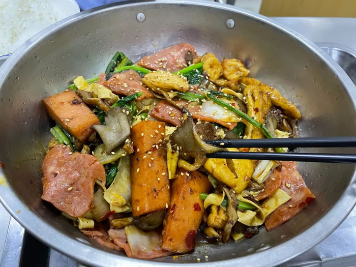 干锅中的“平菇”是不是很诱人 | 作者拍摄