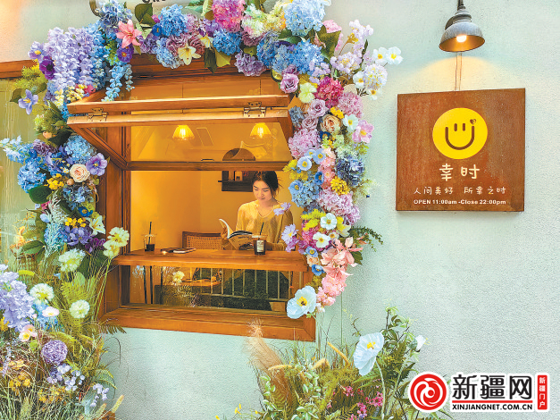 5月20日，南湖南路西一巷的幸时甜品·咖啡店内，消费者正在边喝咖啡边阅读。（全媒体记者郭玲摄）