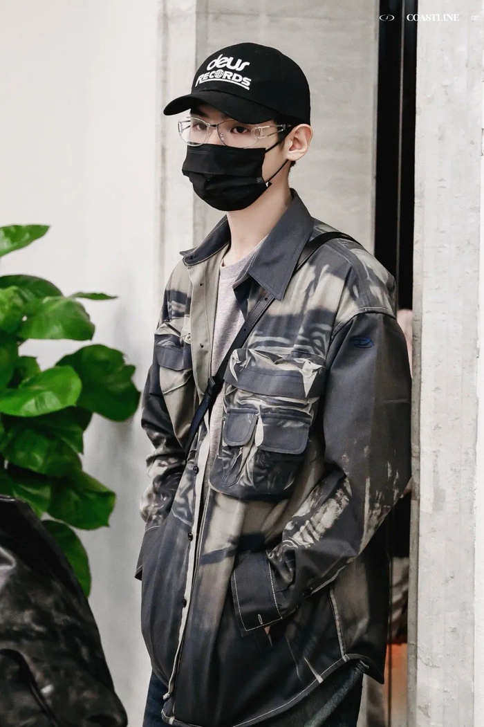 白敬亭个人品牌goodbai 916 2024春夏系列中的迷彩外套轻松化解了风格