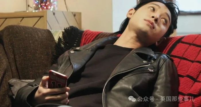 （郑俊英担心手机内容泄露）