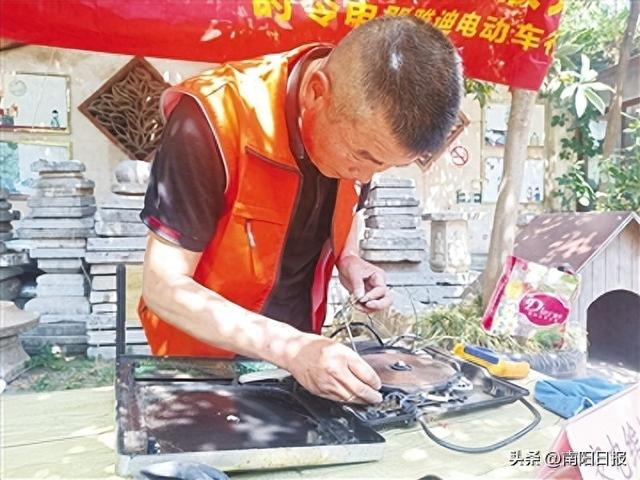 维修家电 李辉 摄市民积极参与互动 张飞 摄聆听分享 李辉 摄妙趣横生