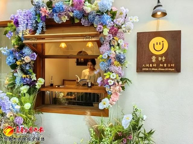 　　5月20日，南湖南路西一巷的幸时甜品·咖啡店内，消费者正在边喝咖啡边阅读。记者郭玲摄