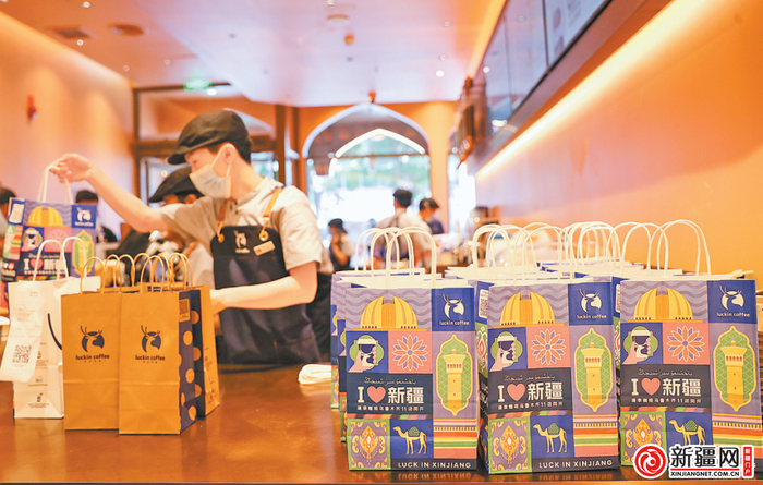 5月20日，瑞幸咖啡（时代广场店）推出了特色包装。（全媒体记者米热扎提·木塔力甫摄）