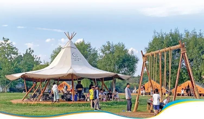 市民、游客在海埂公园“1866·镜里”营地游玩。本报记者 马林娟 摄