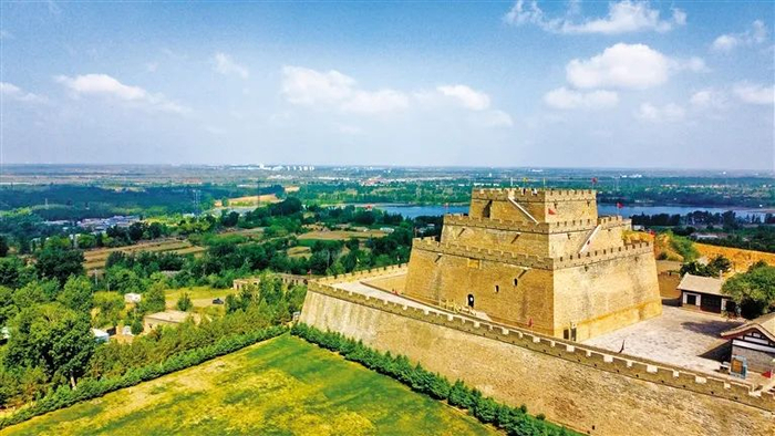 记者 马腾摄历史的光影映照在镇北台的"身躯"上.