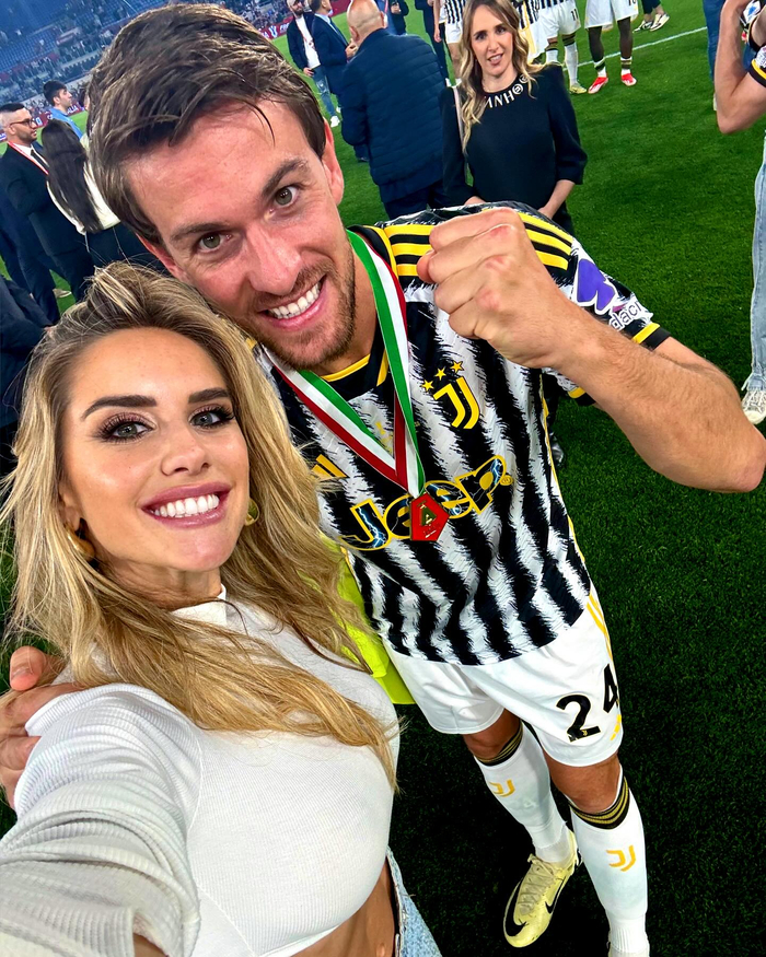 劳塔罗一家瓜迪奥拉一家德布劳内一家阿克妻子阿尔瓦雷斯一家b席一家