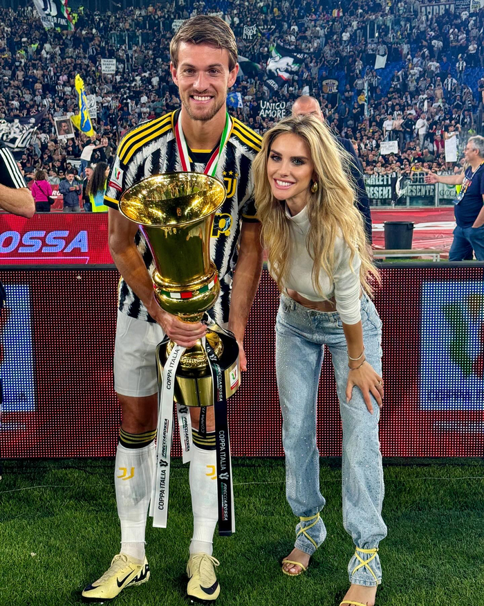 劳塔罗一家瓜迪奥拉一家德布劳内一家阿克妻子阿尔瓦雷斯一家b席一家