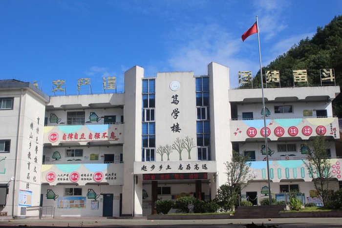 这位希望小学校长,带学生漫山遍野捡山林之"废"