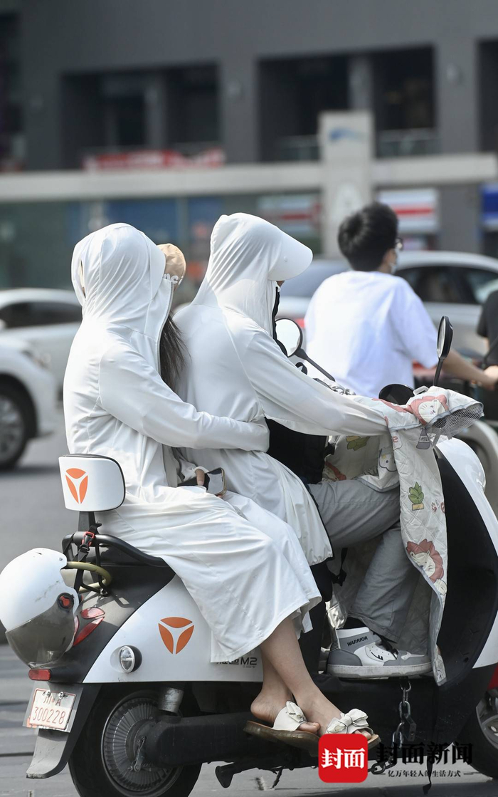 成都热浪来袭 出行防晒"全副武装"|图集