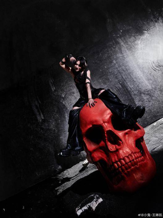 小鬼王琳凯发布25岁暗黑感生日写真 以梦为马继续音乐征程