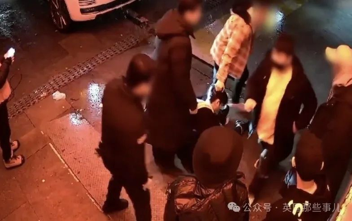 （工作人员打人画面）