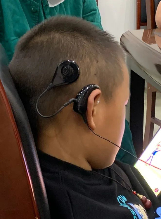 一位患者戴上人工耳蜗在学习.