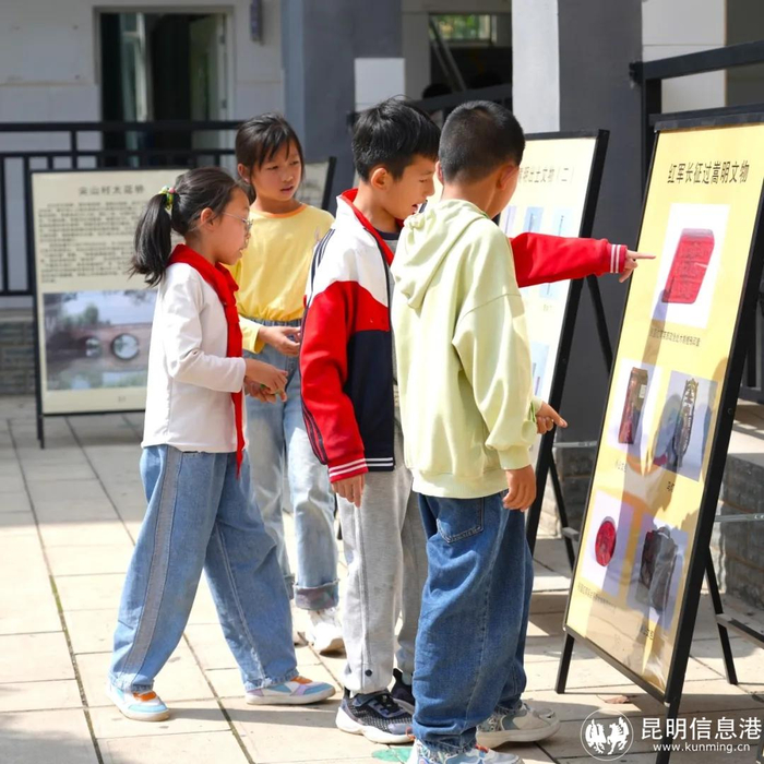 嵩阳二小学生李思彤说:"我第一次见到这些文物,我很激动,觉得这次活动