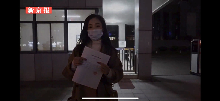 2020年12月14日，“杭州女子取快递被造谣出轨诽谤案”当事人吴女士收到法院的立案通知书。 新京报“剥洋葱”视频截图