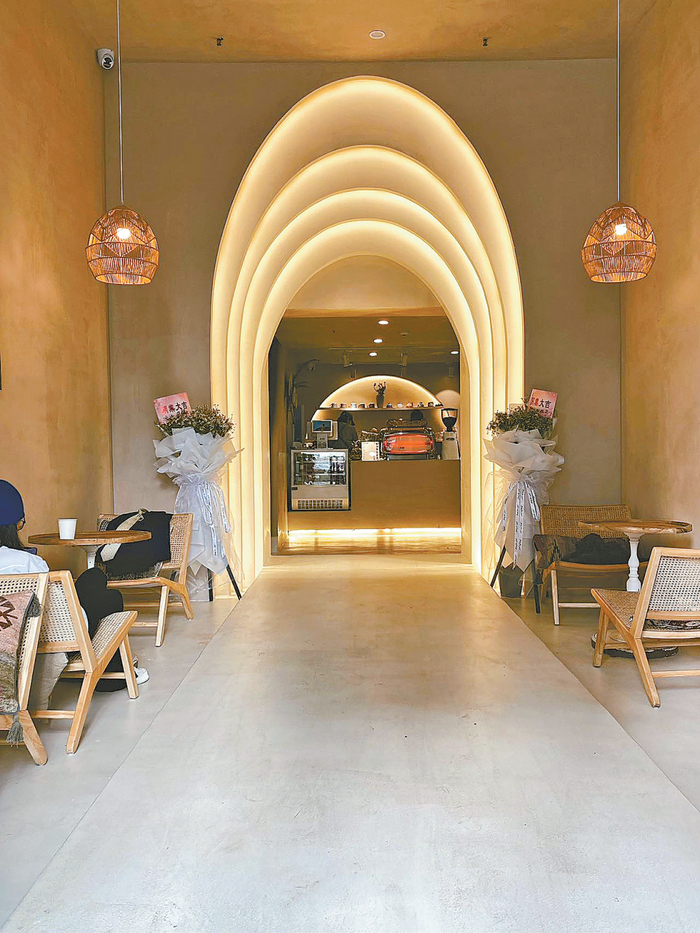 经开万达广场旁的雅尔的咖啡，店里装修融入吐鲁番交河故城的风格，配饰采用编织地毯、木雕桌椅等。（受访者供图）