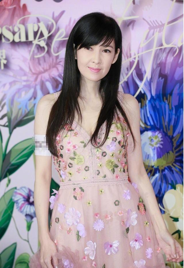被周慧敏惊艳到!穿印花抹胸裙 马尾亮相,56岁没当妈妈身材真好