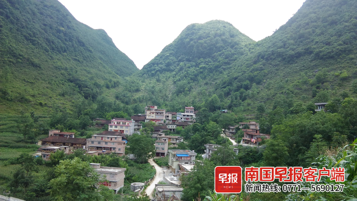 百色浪平镇弄鞋村全景.