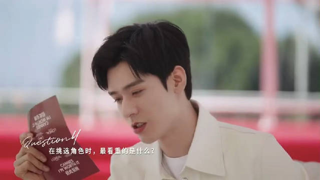 龚俊谈选角色标准 龚俊在采访中谈到:演员是为角色服务的,一个故事能