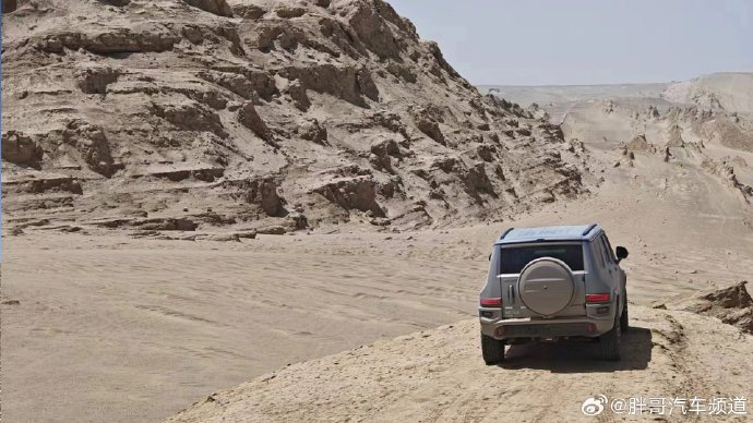 想必很多朋友已经发现@胖哥杨力 正驾驶着坦克700