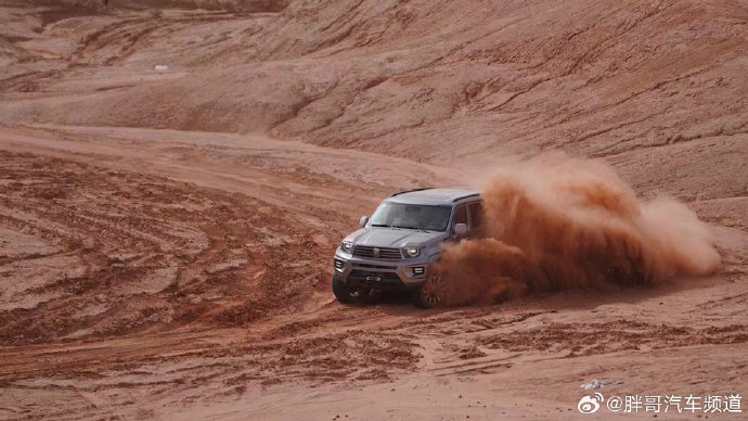 想必很多朋友已经发现@胖哥杨力 正驾驶着坦克700