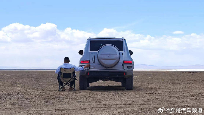 想必很多朋友已经发现@胖哥杨力 正驾驶着坦克700