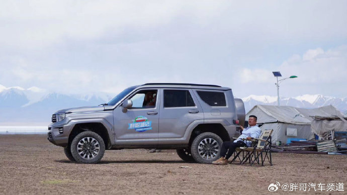 想必很多朋友已经发现@胖哥杨力 正驾驶着坦克700