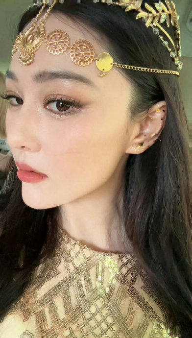 张馨予自拍:假睫毛与素颜魅力并存