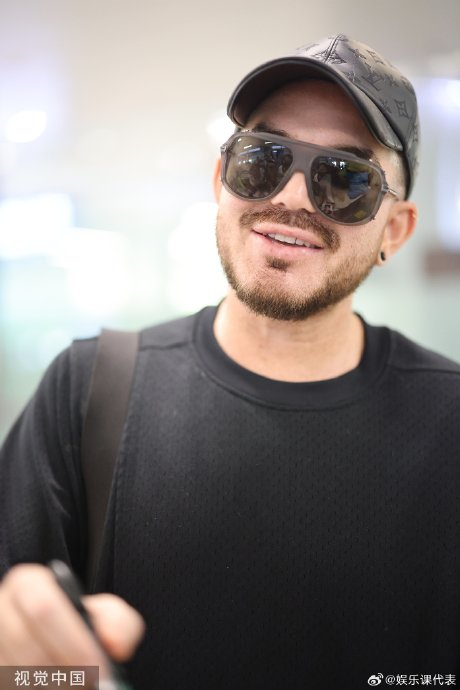 X 亚当·兰伯特Adam Lambert到达长沙机场,网友辣评:知道的是亚当来了…_新浪新闻
