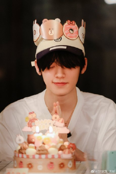 左航十八岁生日照来啦!
