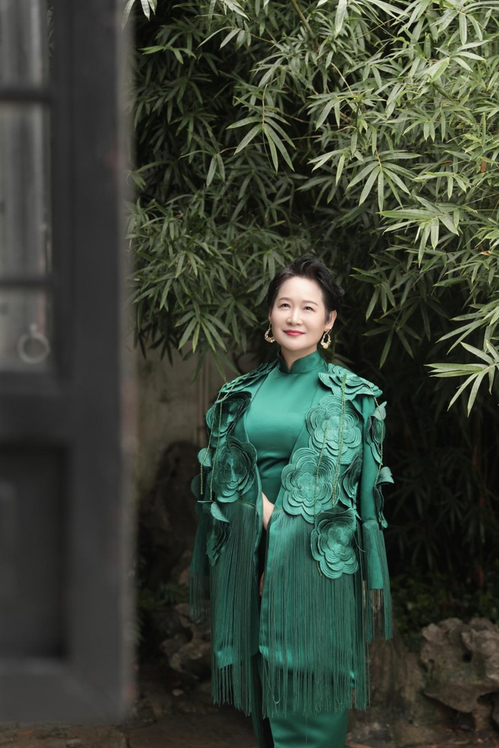 江苏省陶瓷艺术大师,正高级工艺美术师董亚芳