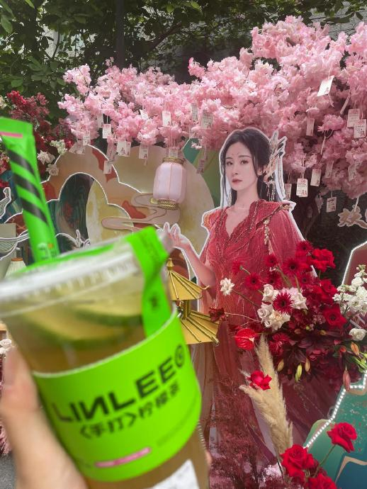 杨幂《狐妖小红娘月红篇 》线下粉丝应援 花墙和注水旗都好漂亮!