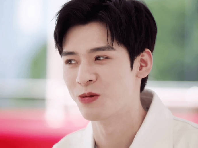 龚俊谈选角色标准 龚俊在采访中谈到:演员是为角色服务的,一个故事能