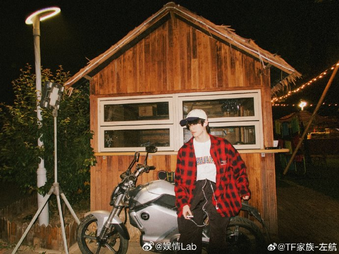 祝@tf家族-左航 18岁生日快乐呀 希望未来的每一天都能被爱包围