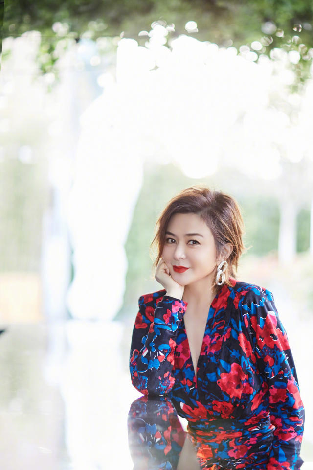 61岁"关之琳"真豁得出去!穿肚兜 小黑裤录节目,一点也不服老