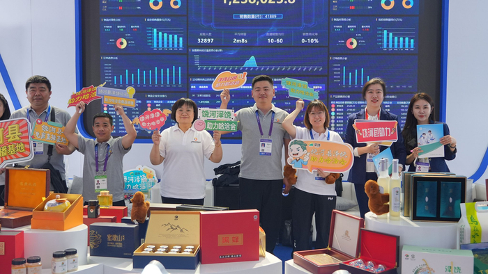 在龙江森林食物"九珍十八品"的森林茶哺展区,哈尔滨咖啡经营业主赵