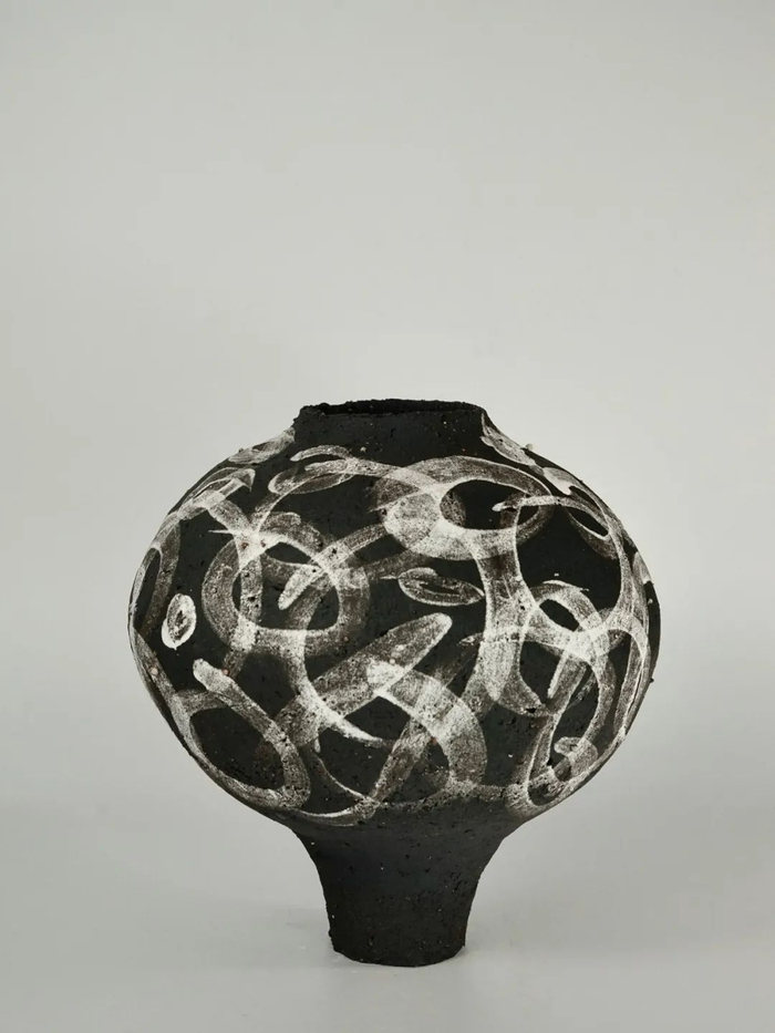 喜欢手捏成型,"我在捏泥制作的时候,感受到跟泥巴有一种很亲近的关系