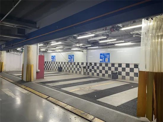 图为正在营业的自助洗车店