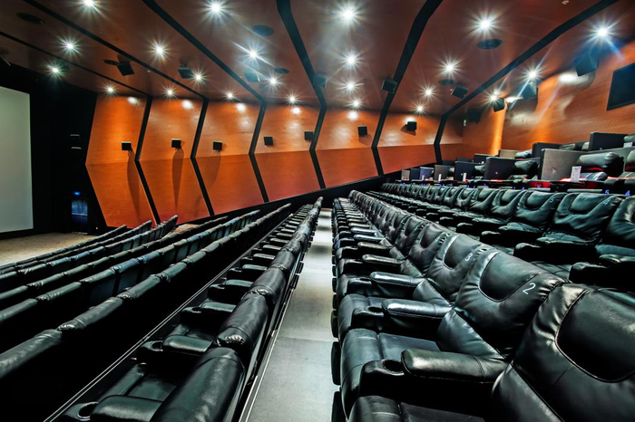 特色鲜明的主题影厅,赋予全新体验与互动欢乐,在增添观影乐趣的同时