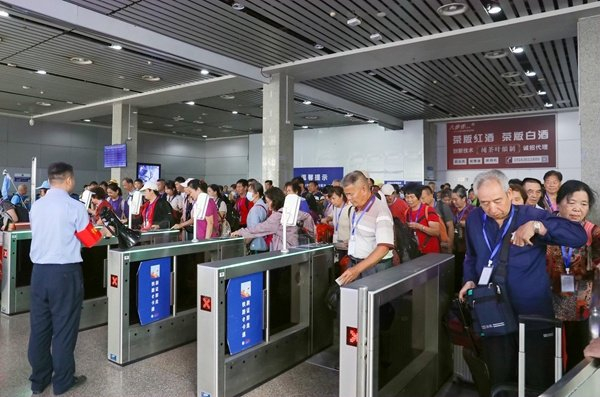 陈雨雨摄桂林北站客运工作人员加大对"银发"旅游专列的宣传引导力度.
