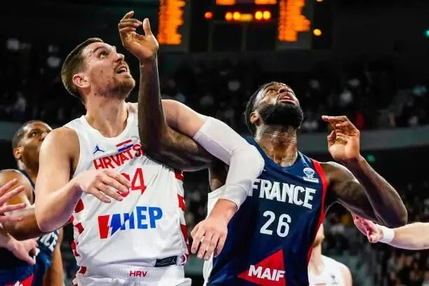 马里奇（左）在克罗地亚国家队比赛中。均为勇胜篮球俱乐部供图