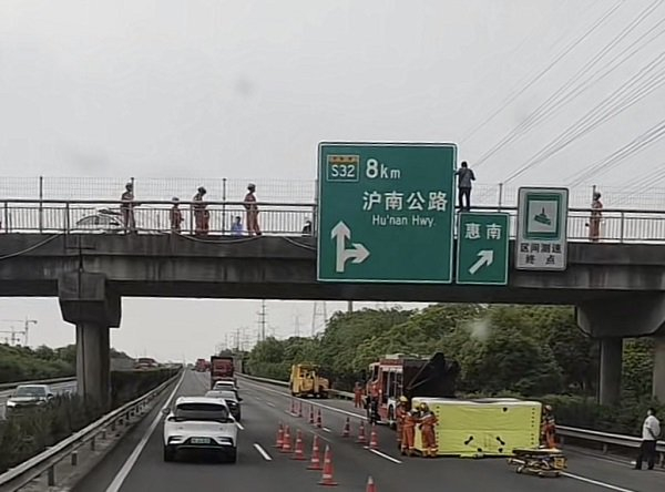 陈浩)5月21日下午4时许,g1503上海绕城高速外圈近沪南公路出口附近