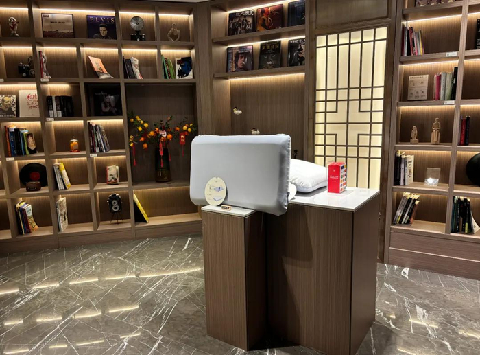 在亚朵酒店大堂最显眼的位置，摆放着亚朵自家品牌的枕头/图源：盐财经记者 摄