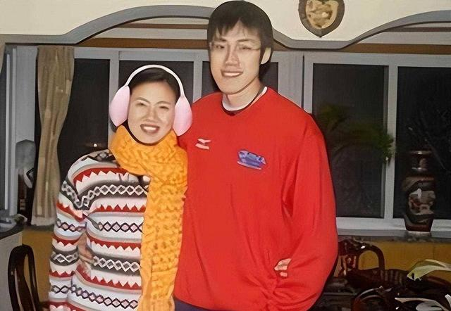 大爱无疆!郎平不忘周苏红前任,残疾十几年靠试管得一女